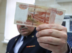 Высокопоставленный полицейский из Новочеркасска попался на взятке в 300 тысяч рублей