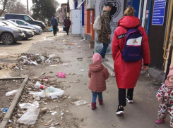 Жители Новочеркасска возмущены грязью и мусором в районе Азовского рынка