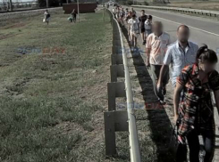 Идти пешком в изнуряющую жару пришлось пассажирам сломавшегося под Новочеркасском автобуса