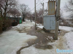 В Новочеркасске талая вода подмывает основание электроподстанции на улице Аксайской