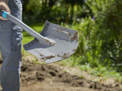 В Новочеркасске мужчина с лопатой напал на семейную пару