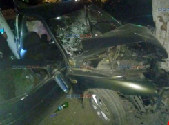 19-летняя автоледи на скорости протаранила столб и дерево в Новочеркасске