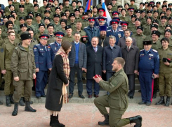 В Новочеркасске казак сделал предложение девушке прямо на проводах на Парад Победы