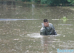 В Новочеркасске МЧС откачивает воду и вызволяет людей из плена стихии. ВИДЕО