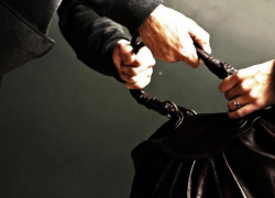 В Новочеркасске ночью ограбили прохожую