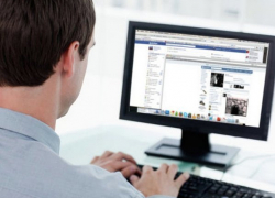 В Новочеркасске мужчина выдавал себя за девушку и грабил горожан