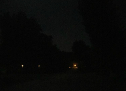 После полуночи Хотунок окутывает непроглядная тьма
