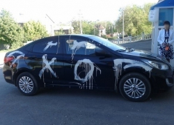 В Новочеркасске неизвестный разрисовал иномарку загадочными словами