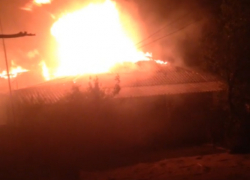 Горящий дом на улице Никольского в Новочеркасске сняли на видео