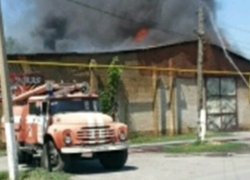 Мебельный цех с грузовым автомобилем сгорели под Новочеркасском