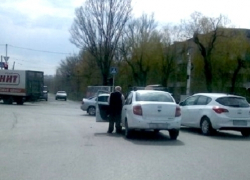 В Новочеркасске мужчина помочился прямо на проезжей части - очевидец