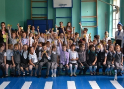 Новочеркасским первоклашкам вручили смайлики юных пешеходов