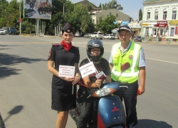 В Новочеркасске жителей учили правильно пользоваться светофором