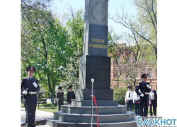 В Новочеркасске вернули на место памятник воинам, погибшим при исполнении служебного долга
