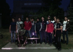 В Новочеркасске авторы скандального селфи со скульптурой казака отмыли памятник и извинились