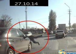 В Новочеркасске сбившая пешехода женщина не отвезла пострадавшего в больницу, а высадила на обочине