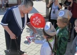 В Новочеркасске пожилым прохожим подарили воздушные шары