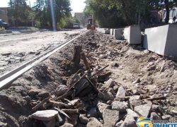 В Новочеркасске ремонтирующий улицу подрядчик повредил трамвайные шпалы