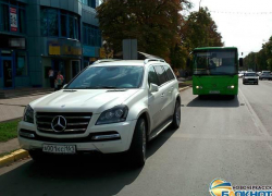 Депутат городской Думы Новочеркасска устроил себе личную парковку на автобусной остановке