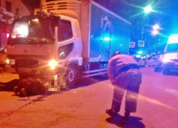 Под Новочеркасском двое пешеходов угодили под машину, один погиб