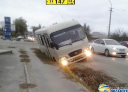 В Новочеркасске водитель маршрутки не справился с управлением, разговаривая по телефону