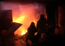 Пламя охватило гараж на улице Добролюбова в Новочеркасске