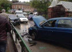 В Новочеркасске на Платовском проспекте лоб в лоб столкнулись два ВАЗа