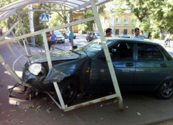 "Приора" с пьяными пассажирами вдребезги разнесла автобусную остановку в Новочеркасске