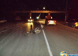 В Новочеркасске иномарка сбила трех человек на скутере. ВИДЕО