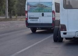 Новочеркасская маршрутка с пассажирами потеряла на ходу задние колеса