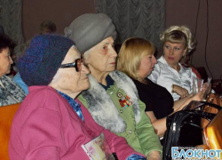 В Новочеркасске концертом с 8 Марта поздравили женщин-ветеранов, жен и вдов героев войны