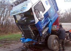 Грузовик снес два столба на трассе под Новочеркасском