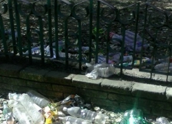 Жительница Новочеркасска требует от администрации убрать мусор с территории детского городка в поселке Донской