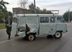 Мусоровоз с отказавшими тормозами протаранил «буханку» в Новочеркасске