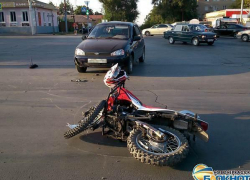 В Новочеркасске мотоциклист врезался в автоледи на «Калине»