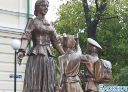 В Новочеркасске в День учителя открыли памятник первой учительнице