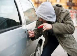 Полиция задержала двух молодых людей, подозреваемых в автомобильных кражах
