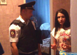 В Новочеркасске полицейские спасли девушку, пытавшуюся выброситься с третьего этажа