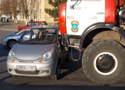 В Новочеркасске пожарная машина врезалась в малолитражку