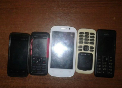 Охапку сотовых телефонов пытались перебросить со свободы заключенным в Новочеркасске