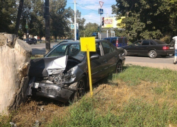 В Новочеркасске возле автовокзала «Ниссан» стокнулся с  «семеркой» и  «улетел» в дерево