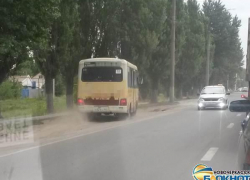 На улице Трамвайной в Новочеркасске маршрутки объезжают пробки по встречной обочине