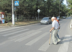 Студенты промышленно-гуманитарного колледжа переводили пожилых новочеркасцев через дорогу