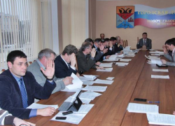 В Новочеркасске на Донском асфальт и бордюры сняли два года назад, новые так и не установили