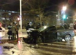 В Новочеркасске проехавший на красный свет «Форд» врезался в «десятку» - госпитализирована женщина