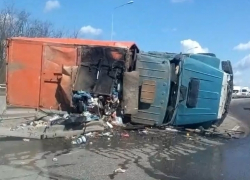 Под Новочеркасском перевернулся мусоровоз