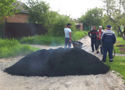 Укладка асфальта в грязь возмутила жителей микрорайона Октябрьский Новочеркасска