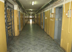 Сотрудник новочеркасского СИЗО пытался пронести заключенным наркотики