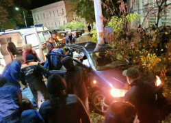 Трое молодых 18-летних парней получили травмы после скоростного тарана иномаркой опоры ЛЭП в Новочеркасске