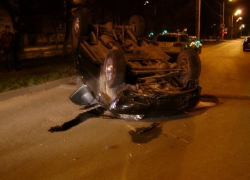 В Новочеркасске на проспекте Ермака перевернулся джип с военными номерами